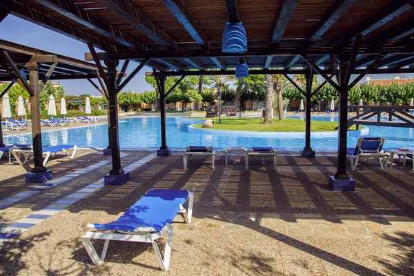 Large swimming pool with sun loungers, umbrellas and a gazebo — Stock Photo, Image