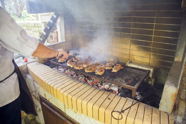 Viande est en cours de préparation sur le gril — Photo