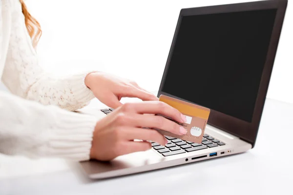 Mano de la mujer entra en los datos utilizando el ordenador portátil y la celebración de la tarjeta de crédito en — Foto de Stock