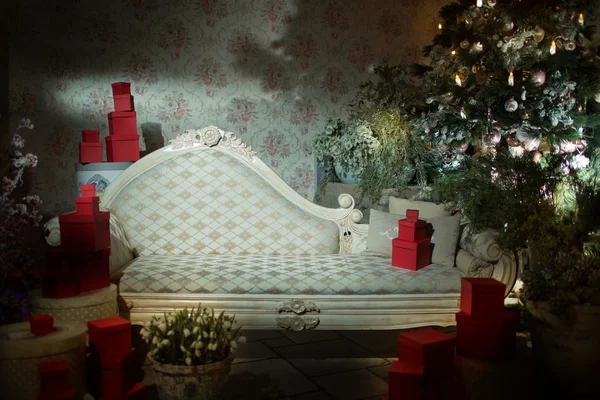 Weißes Vintage-Sofa für Hintergrundwand mit Tapete und Furnis — Stockfoto