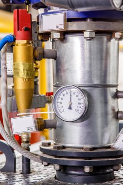 Teknoloji birimi bir endüstriyel kazan boru ve bir thermomete ile