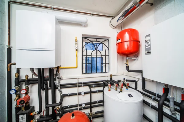 Interieur huishouden ketel met gas- en elektrische ketels — Stockfoto