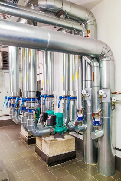 Caldaia industriale tecnologica con tubazioni e pompe — Foto Stock