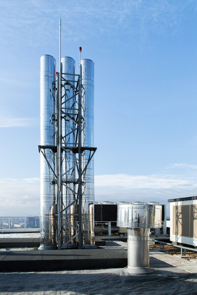 промышленные дымоходы котла, против голубого неба
