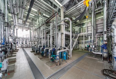 Endüstriyel kazan iç borular, pompa ve valf dolu