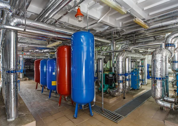 Interior caldeira industrial com lotes de tubos, bombas e válvulas — Fotografia de Stock