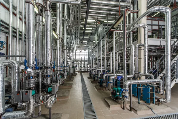 Interior de la caldera industrial con muchos tubos, bombas y válvulas — Foto de Stock