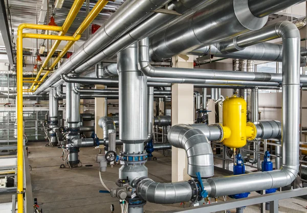 Interiör industriella gaspanna med en massa rörsystem, pumpar och v — Stockfoto