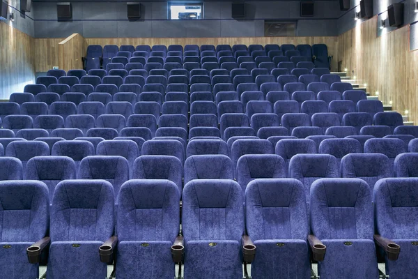 Quarto interior com muitas cadeiras de teatro azul — Fotografia de Stock