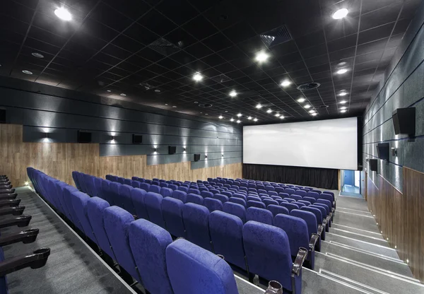内部空间有很多的蓝色剧场椅子和大屏幕 — 图库照片