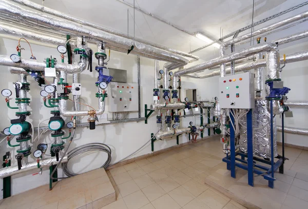 Interior de las subestaciones de calor con muchos tubos, medidores y medidores —  Fotos de Stock