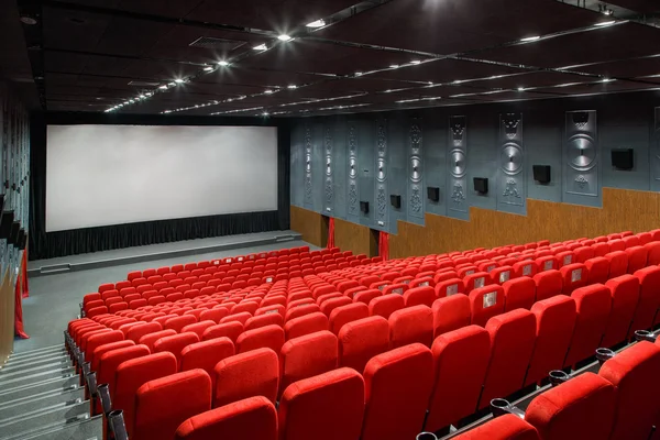 Interno di una grande sala con un sacco di teatro poltrona rossa e — Foto Stock