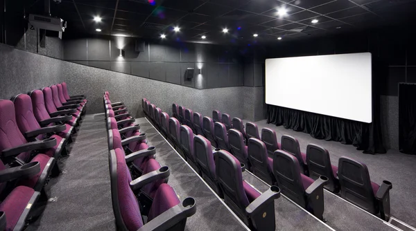 Interior de um pequeno teatro com cadeiras roxas e tela — Fotografia de Stock