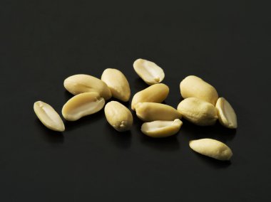 siyah arka plan üzerine fıstık tarafından sert ışık yaktı