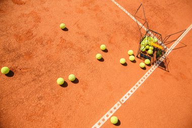 Mahkeme dağınık tenis topları sepet