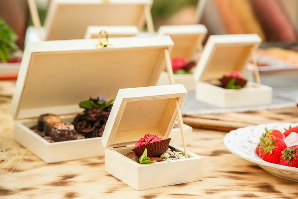 Delicioso pastel en una caja de madera — Foto de Stock