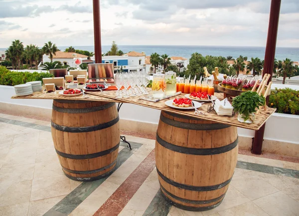 Catering cocktails and desserts in the background of the sea and — Stock Photo, Image