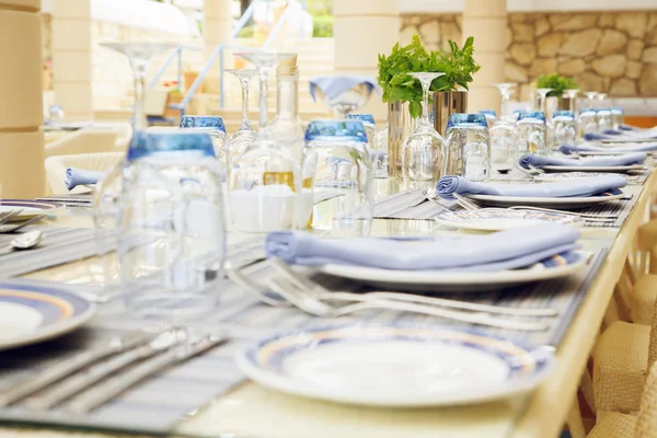 Tischdekoration mit vielen Restaurantgläsern und Besteck — Stockfoto