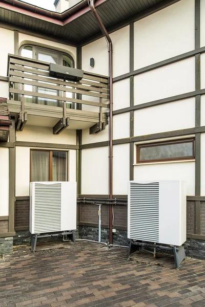 Mély radiátorok, hőszivattyú, felszerelni a ház közelében — Stock Fotó