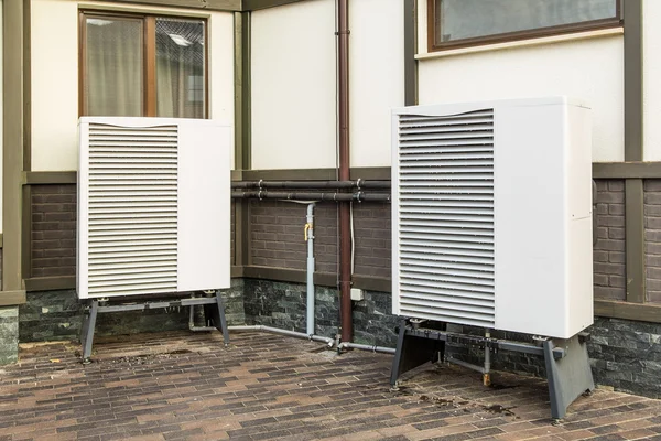 Diepe radiatoren, warmtepomp, gemonteerd in de buurt van het huis — Stockfoto