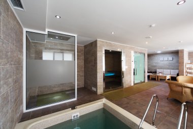 Sauna bir yüzme havuzu ve dinlenmek için bir yer ile iç