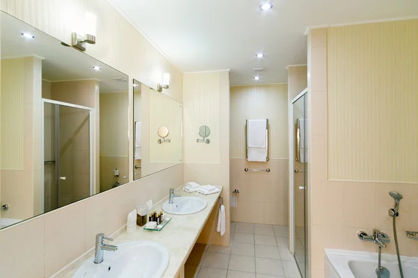 Stort badrum hotel rum, med dusch och ett par washb — Stockfoto