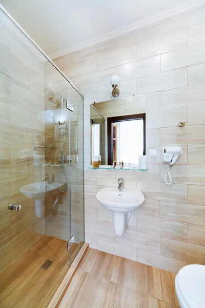 Piccolo bagno delle camere dell'hotel, con doccia e lavabo — Foto Stock