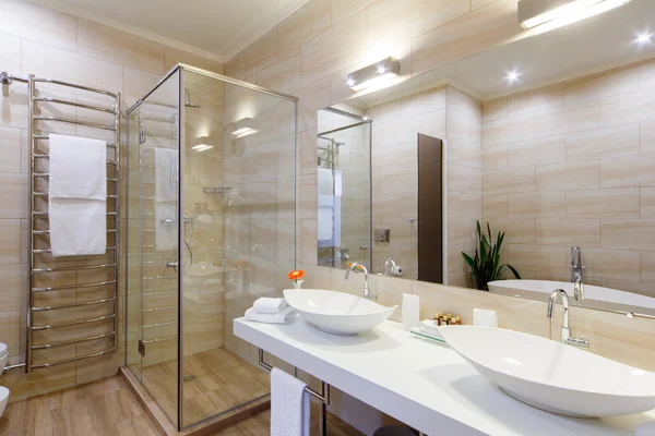 Casa de banho dos quartos do hotel, com um chuveiro e alguns lavatórios — Fotografia de Stock