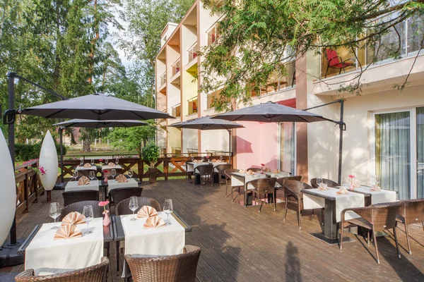 Restaurant met terras in het park, met de instelling van een tabel — Stockfoto