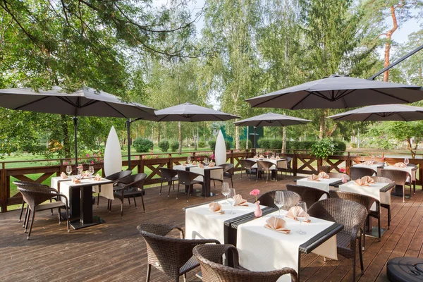 Terrassenrestaurant im Park mit gedecktem Tisch — Stockfoto