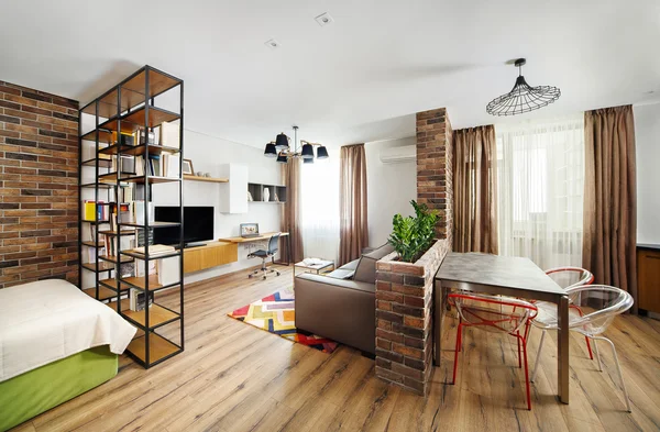 Interieur studio appartementen, met boekenkasten en hardhoutvloeren — Stockfoto