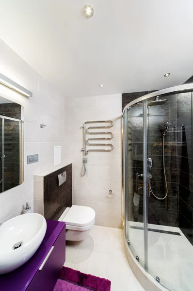 Interior de un cuarto de baño con ducha; inodoro y lavabo — Foto de Stock