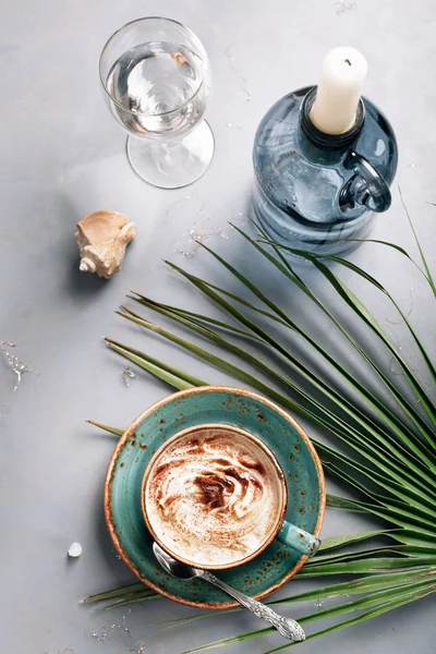 Xícara de cappuccino conjunto com acessórios modernos e folha de palma — Fotografia de Stock