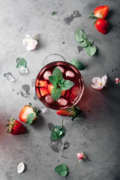 Bebida fresca de fresa y menta sobre fondo gris. Estilo rústico — Foto de Stock