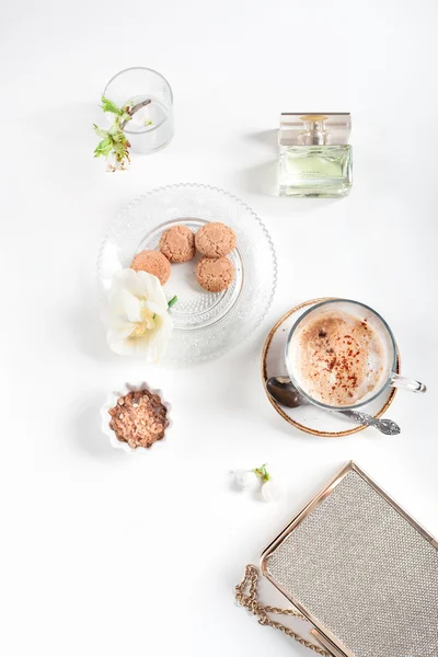 Kopje cappuccino instellen met koekjes, kersenbloesem en parfum — Stockfoto