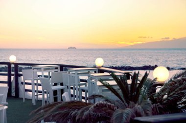 Tenerife adasında gün batımında boş bir bar, Costa Adeje, günbatımı okyanus manzaralı.