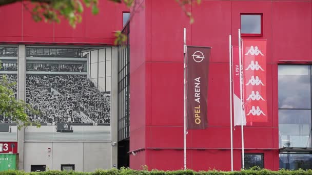 Mainz, Rheinland-Pfalz, Deutschland - 29.05.2021: Banner Opel Arena, Mainz 05 und Kappa wehen im Wind neben dem Stadion 1. FSV Mainz 05 — Stockvideo