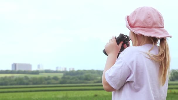 Jovem adolescente olhando binóculos e observando o horizonte no campo europeu — Vídeo de Stock