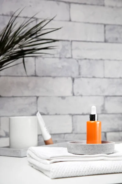 Bouteille de sérum visage sur la table à la maison salle de bain. Style minimal. Blogging beauté, soins de la peau ad mock up avec espace de copie — Photo