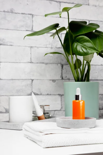 Face serum bottle on table at home bathroom. Minimal styling. Beauty blogging, skin care ad mock up with copy space — стоковое фото