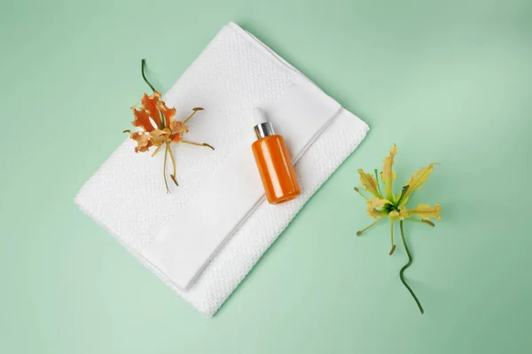 Botella de suero facial en la mesa del baño. Estilo mínimo. Productos de belleza, cuidado de la piel ad burla con espacio de copia Imagen de archivo