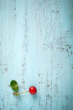 eski bir ahşap panosuna kopyala yer kompozisyon kırmızı kiraz