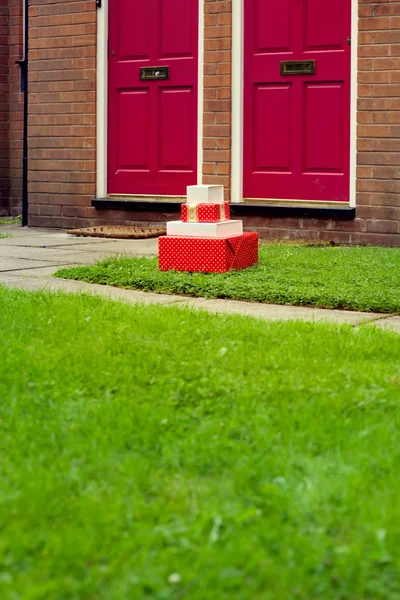 Christmas presents delivered to house front door — Stock Photo, Image