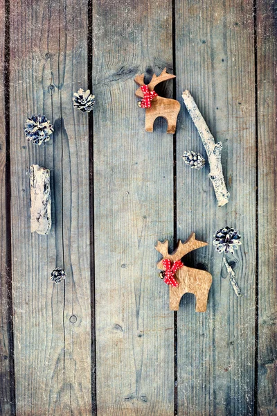 Decoratins, koniler, twigs ve iki Ren geyiği ile Noel çerçeve — Stok fotoğraf