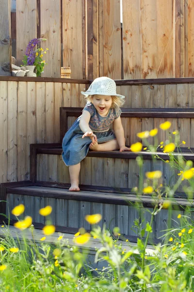Portrait of a little girl trying to for something, outdoor natur — Stock Photo, Image