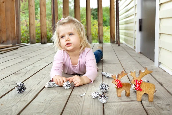 Liten flicka drömmer om jul på sommaren — Stockfoto