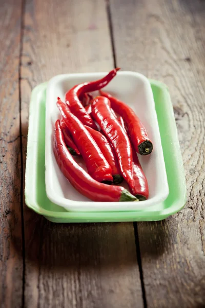 Papryka chili na tace z tworzywa sztucznego supermaket — Zdjęcie stockowe