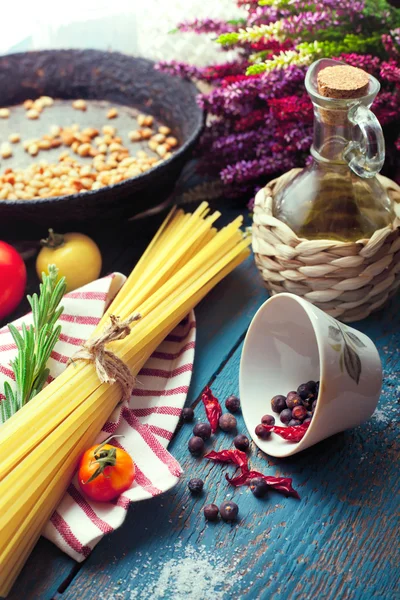 Ingredienser til madlavning italiensk pasta, middelhavskøkken - Stock-foto