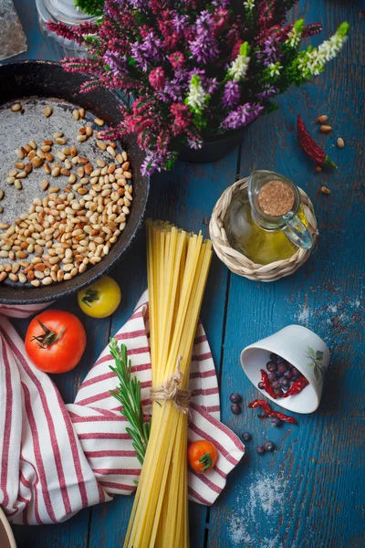 Ingredients for cooking italian pasta, Mediterranean cuisine — Stock Photo, Image