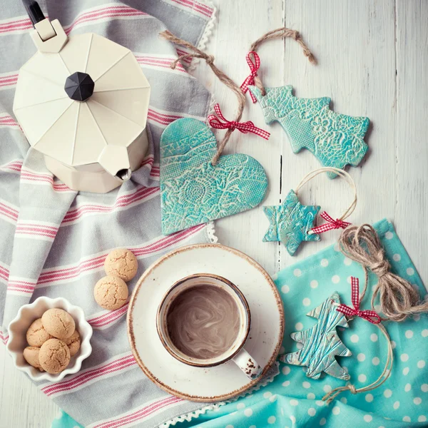 Kopje espresso en kerstversiering op een houten tafel — Stockfoto